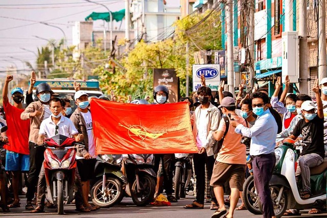 Menschen in Myanmar protestieren gegen das Militrregime.  | Foto: HANDOUT (AFP)