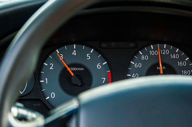 Mit bis zu 110 km/h war der Angeklagte...n Motorradfahrer frontal (Symbolbild).  | Foto: spf (Adobe Stock)