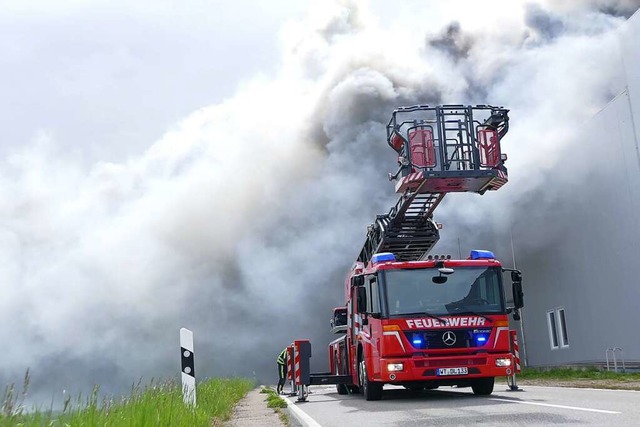 Ein Grobrand in der Lebensmittelfabri...e Feuerwehr im Kreis Waldshut in Atem.  | Foto: Stefan Limberger-Andris