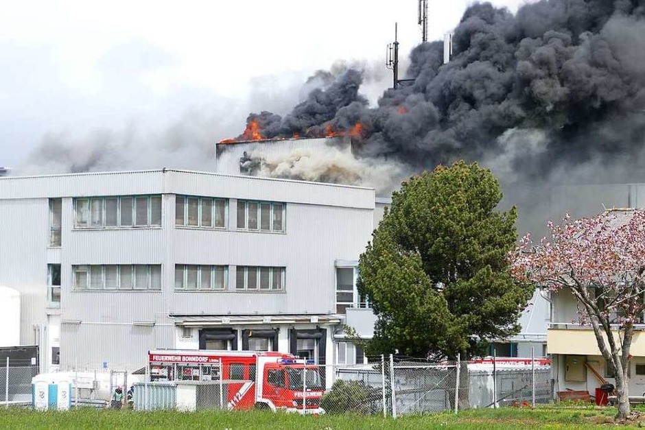 Die Rauchwolken sind kilometerweit sichtbar: Im Fleischwarenbetrieb Adler in Bonndorf ist ein Feuer ausgebrochen. Feuerwehr, Polizei und Rettungsdienste waren im Großeinsatz, verletzt wurde niemand. (Foto: Stefan Limberger-Andris) Die Rauchwolken sind kilometerweit sichtbar: Im Fleischwarenbetrieb Adler in Bonndorf ist ein Feuer ausgebrochen. Feuerwehr, Polizei und Rettungsdienste waren im Großeinsatz, verletzt wurde niemand. (Foto: Stefan Limberger-Andris)