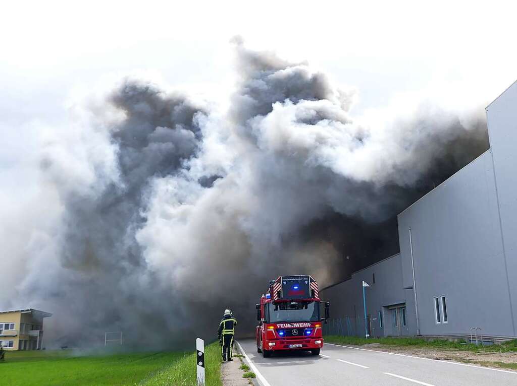 Die Rauchwolken sind kilometerweit sichtbar: Im Fleischwarenbetrieb Adler in Bonndorf ist ein Feuer ausgebrochen. Feuerwehr, Polizei und Rettungsdienste waren im Groeinsatz, verletzt wurde niemand.