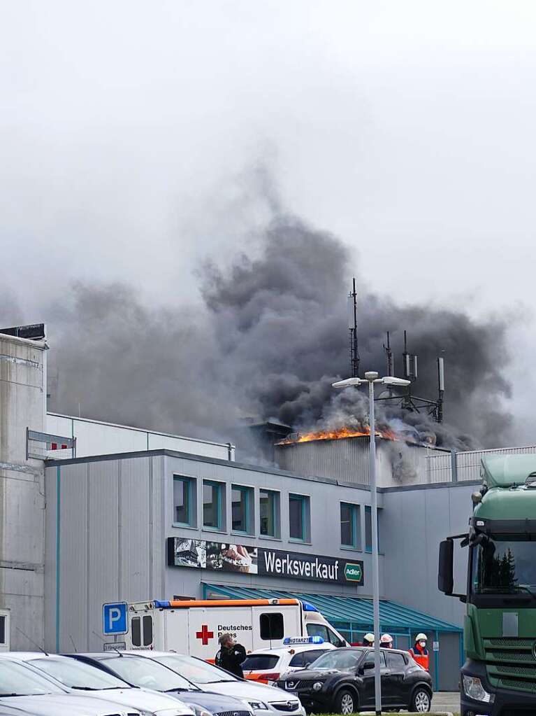 Die Rauchwolken sind kilometerweit sichtbar: Im Fleischwarenbetrieb Adler in Bonndorf ist ein Feuer ausgebrochen. Feuerwehr, Polizei und Rettungsdienste waren im Groeinsatz, verletzt wurde niemand.