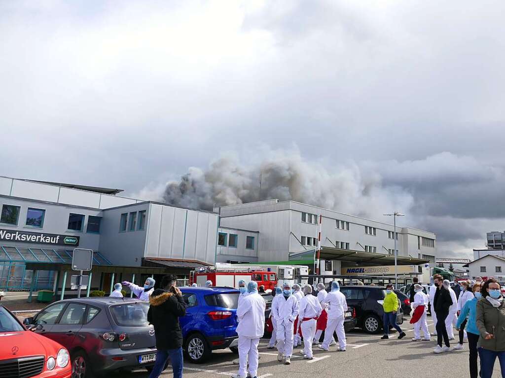 Die Rauchwolken sind kilometerweit sichtbar: Im Fleischwarenbetrieb Adler in Bonndorf ist ein Feuer ausgebrochen. Feuerwehr, Polizei und Rettungsdienste waren im Groeinsatz, verletzt wurde niemand.