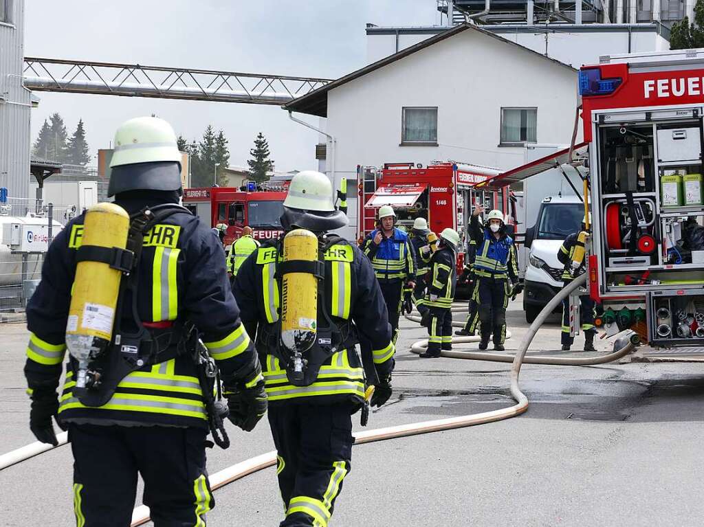 Die Rauchwolken sind kilometerweit sichtbar: Im Fleischwarenbetrieb Adler in Bonndorf ist ein Feuer ausgebrochen. Feuerwehr, Polizei und Rettungsdienste waren im Groeinsatz, verletzt wurde niemand.