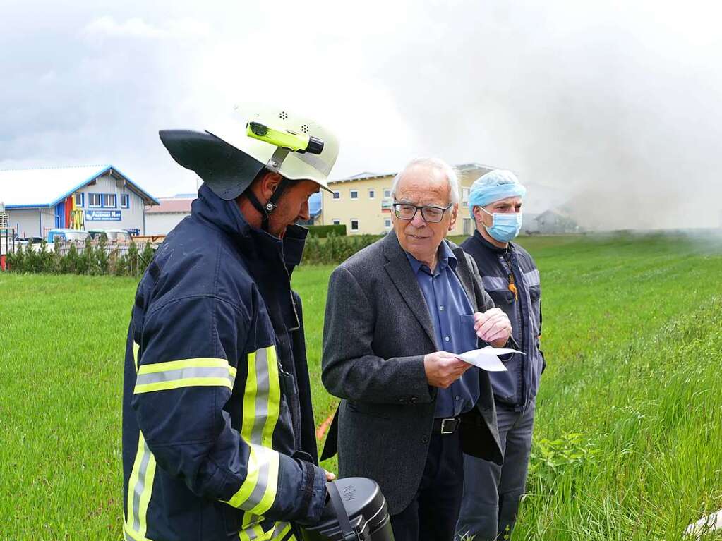 Die Rauchwolken sind kilometerweit sichtbar: Im Fleischwarenbetrieb Adler in Bonndorf ist ein Feuer ausgebrochen. Feuerwehr, Polizei und Rettungsdienste waren im Groeinsatz, verletzt wurde niemand.