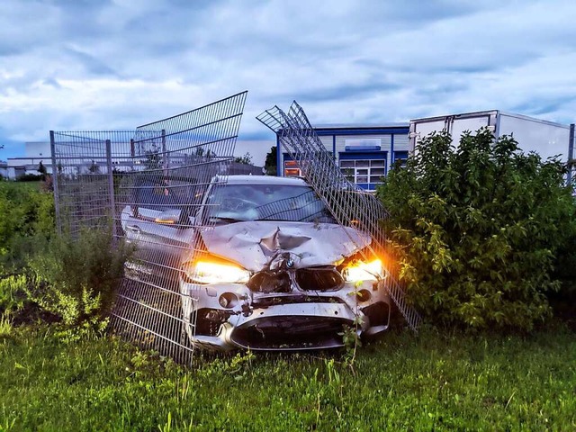 Dieser BMW landete bei einem illegalen...rkplatz von Mbel-Braun in einem Zaun.  | Foto: Polizei