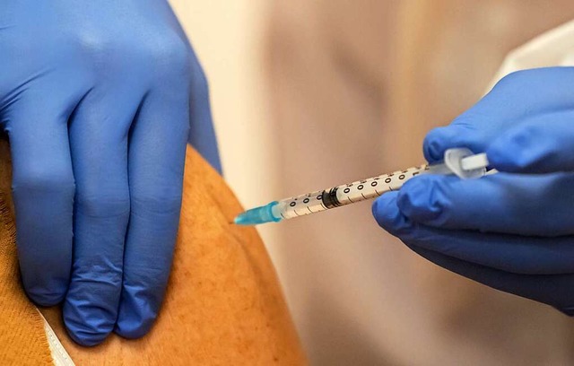 Erstmals steht im Landkreis eine Impfung von Firmenmitarbeitern an.  | Foto: Michael Reichel (dpa)