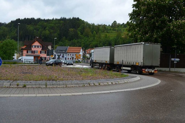 Elzach- Sd mit zwei Kreisverkehren zu...lt hier starker Pkw- und Lkw-Verkehr.   | Foto: Nikolaus Bayer