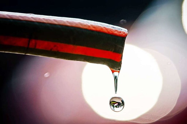 Damit Wasser aus den Wasserhhnen und ...limawandel macht sich dabei bemerkbar.  | Foto: Frank Rumpenhorst (dpa)
