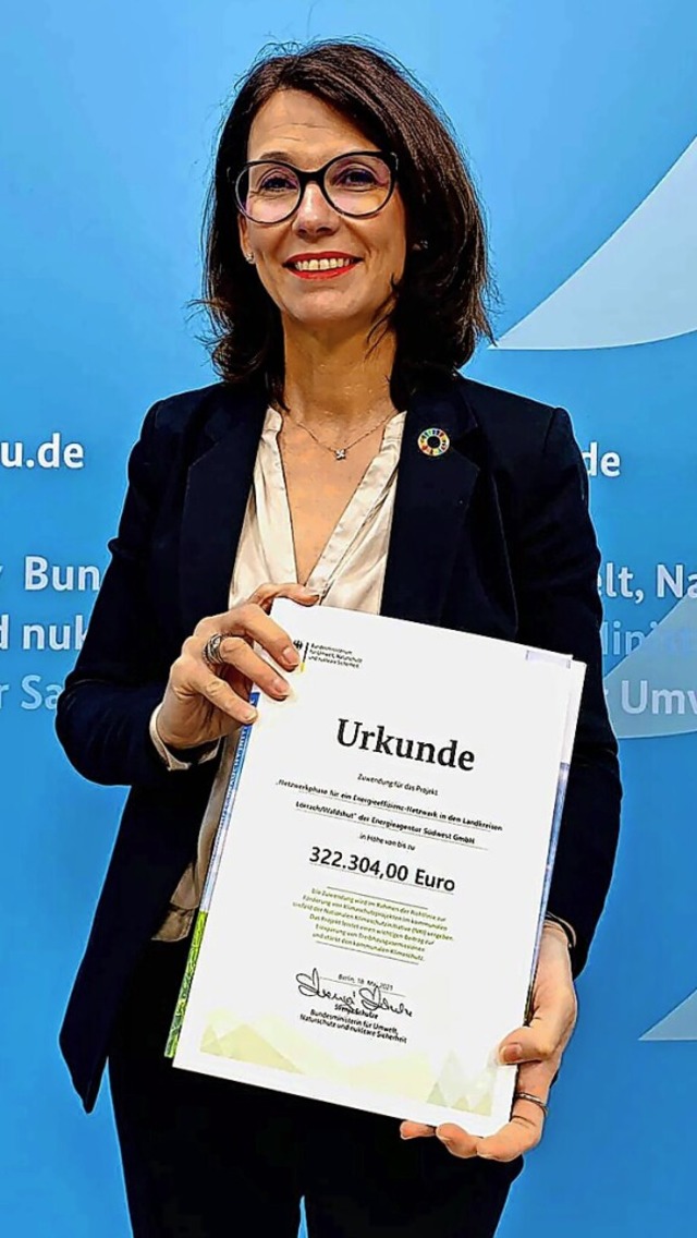 Staatssekretrin Rita Schwarzelhr-Sut...rkunde fr die Energieagentur Sdwest.  | Foto: Hanna Grauert