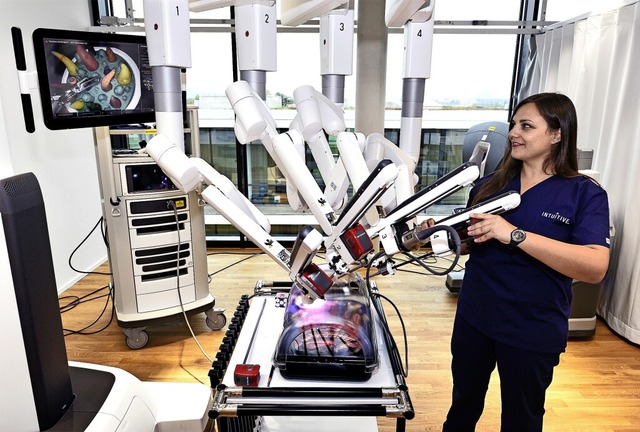 Przise wie ein Roboter: das Da Vinci-Chirurgiesystem  | Foto: Thomas Kunz