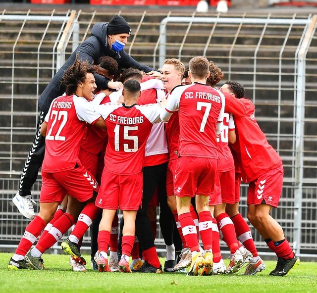 Nach dem 3:0 durch Junior Eyamba waren...terung bei den SC-Spielern riesengro.  | Foto: Achim Keller