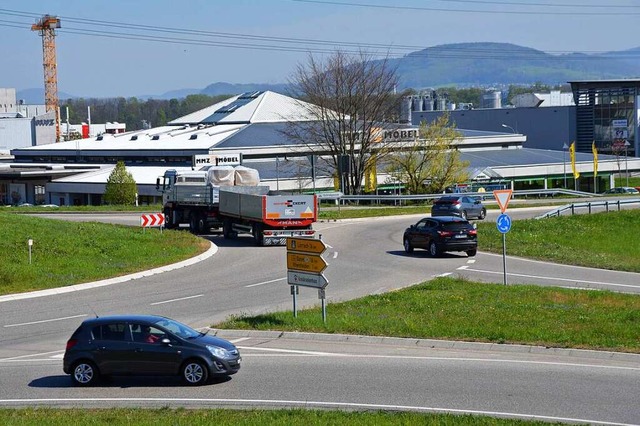 Noch immer eine Problemstelle im Rhein...rbinenkreisel hufen sich die Unflle.  | Foto: Horatio Gollin