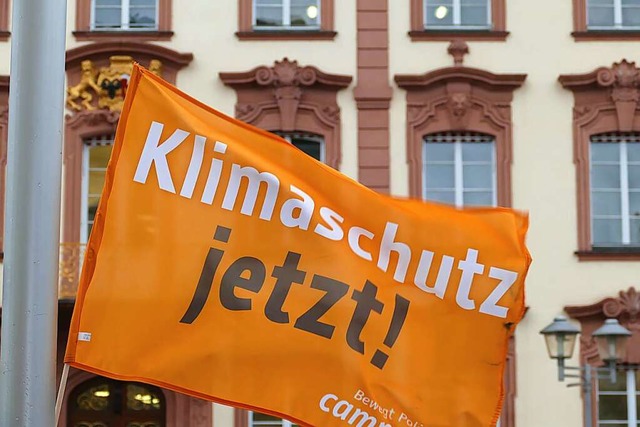 Fahne im Wind oder Botschaft mit Folge...fenburg wnscht sich mehr Klimaschutz.  | Foto: Helmut Seller