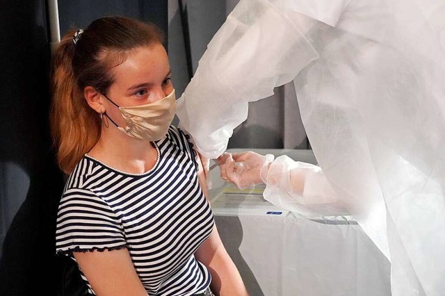 Eine Schlerin wird Mitte Mai in New York geimpft.  | Foto: Sonia Moskowitz Gordon via www.imago-images.de
