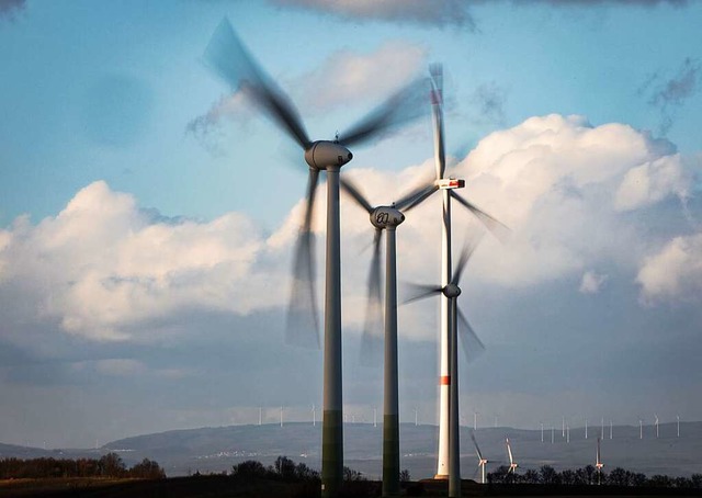 Windräder drehen sich auf einer Anhöhe. | Foto: Frank Rumpenhorst (dpa) Windräder drehen sich auf einer Anhöhe. | Foto: Frank Rumpenhorst (dpa)