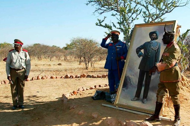 2004 wurde dieses Gemlde anlsslich d...estags des Herero-Aufstandes enthllt.  | Foto: Thomas Koehler/photothek.net (imago)