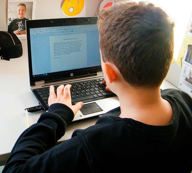 Ein Schler der Schliengener Hebelschu...unft steigt die Schule auf Tablets um.  | Foto: Christine Aniol