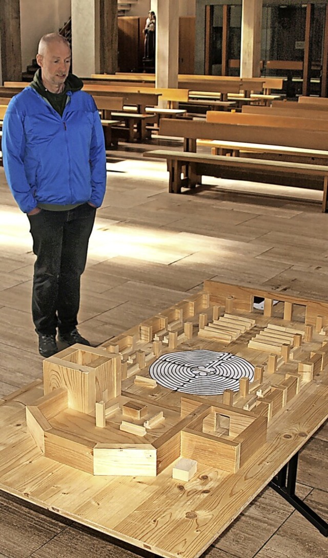 Als erster Baustein des umfassenden Ko... Bernhard Stahlberger am Modell zeigt.  | Foto: Karin Stckl-Steinebrunner