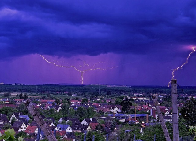 Vom Mauracher Berg aus fing Luca Szwirblies das Gewitter ber Denzlingen ein.  | Foto: Luca Szwirblies