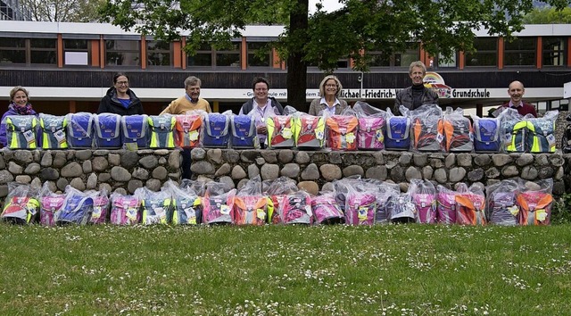 Vertreter der Grundschulen nahmen die Taschen-Spende in Empfang.  | Foto: Volker Mnch