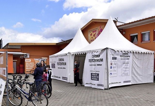 Beim Obi-Baumarkt in Breisach bietet ein Privatunternehmen Corona-Tests an.   | Foto: Thomas Rhenisch