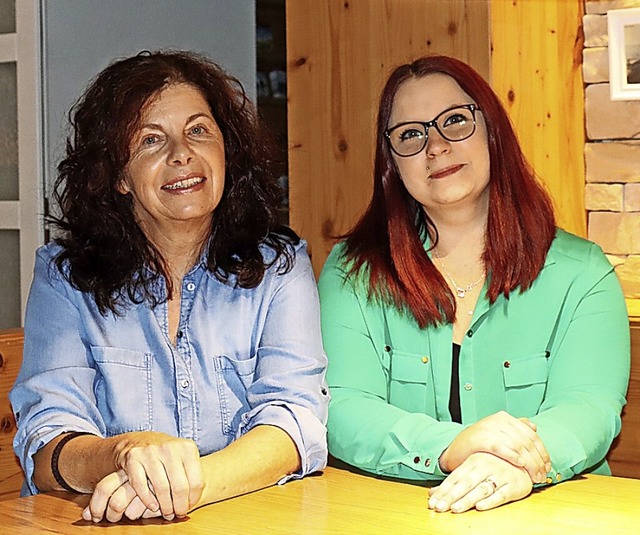 Carola Kaltenbrunn (links) und  Janine Duschl  bewirten das Gasthaus Alpenblick.  | Foto: Werner Schonhardt