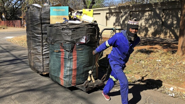 Ein Mllsammler geht durch die Straen von Johannesburg   | Foto: Ralf Krger (dpa)