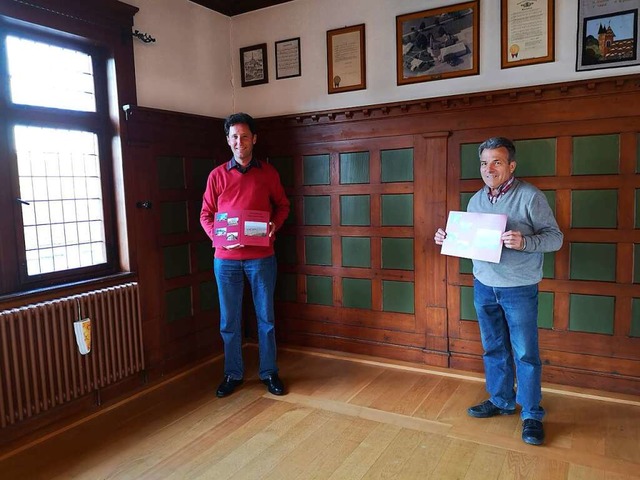 Autor Alexander Breuer und Verleger Alfons End mit dem Buchcover  | Foto: Ralf Burgmaier