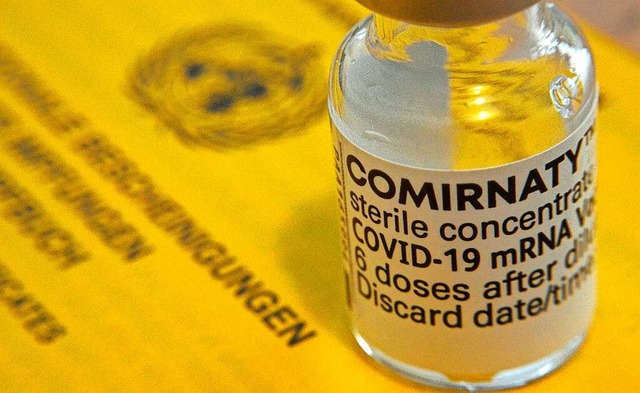 Kann fr den Caf-Besuch geprft werde...1; der Impfausweis mit Corona-Impfung.  | Foto: Michael Bamberger