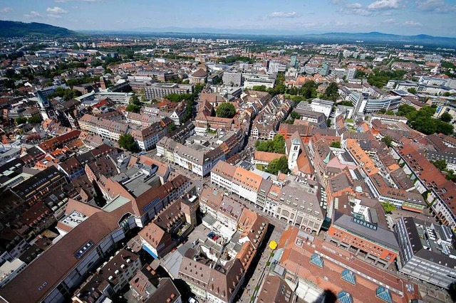 Unter den Dchern Freiburgs: Wer mieten muss, wohnt meist nicht billig.  | Foto: Ingo Schneider