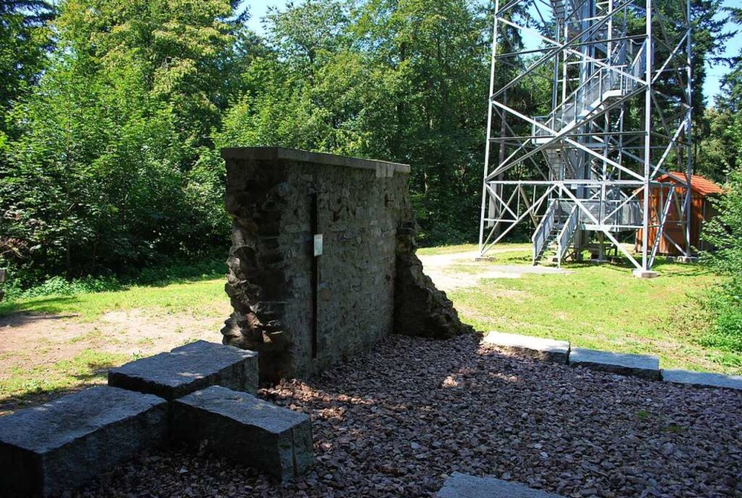 Eine neue Mauer erinnert mit alten Steinen an die alte Einsiedelei.  | Foto: Axel Drber