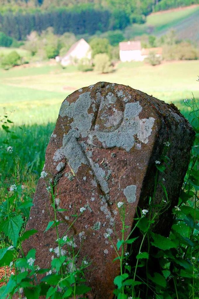 Ein Stein  markiert die alte Grenze  z...und dem katholischen Vordersterreich.  | Foto: Frank Kiefer