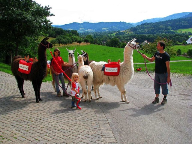 Die Lamas vom Ruhbauernhof an den Lein...n Anna Lena, Monja und Matthias Maier.  | Foto: monika rombach