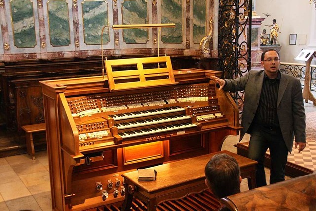 Der Organist Eduard Wagner erlutert a... Orgel in der Klosterkirche St. Peter.  | Foto: Hans Jrgen Kugler