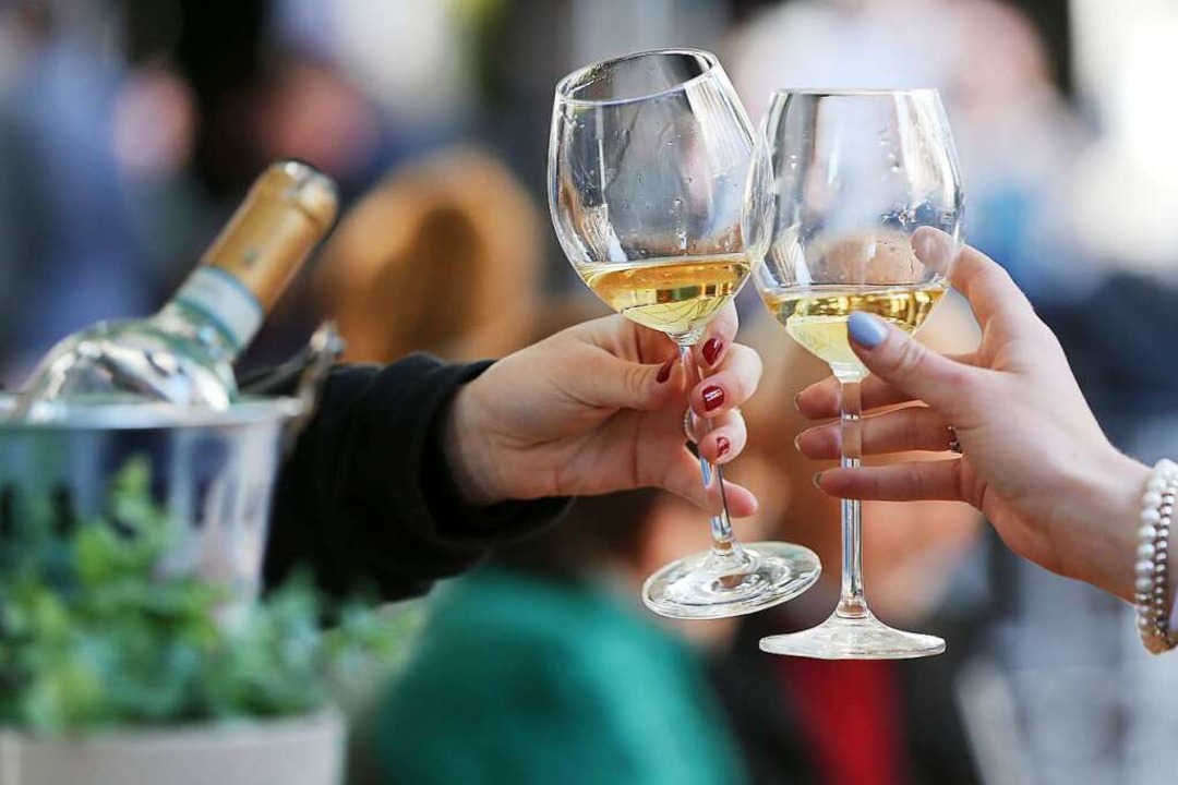 Die Gastronomie in der Stadt Freiburg ...eis darf ab Samstag bis 22 Uhr ffnen.  | Foto: David Young (dpa)