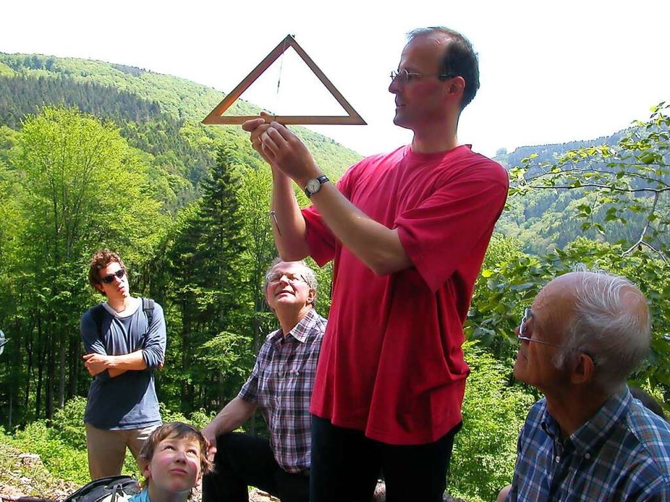 Der Historiker Andreas Hassis-Berner zeigt ein Messgert.  | Foto: christian ringwald