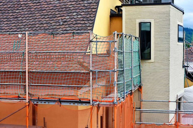 Die Arbeiten zur Erneuerung der Simse ... Augustinermuseum-Dach haben begonnen.  | Foto: Thomas Kunz