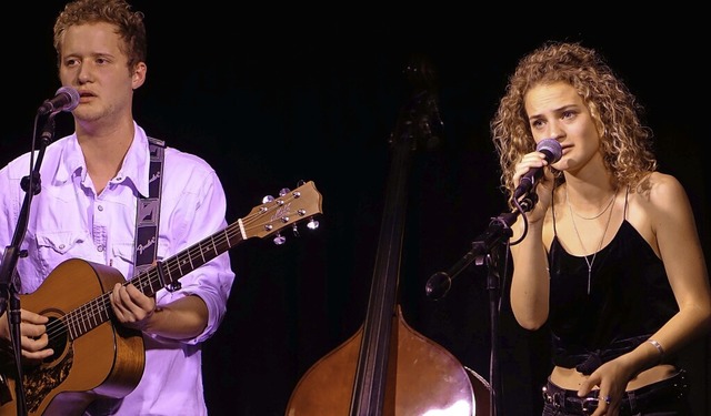 Lea und Tom Rollbhler aus Wehr treten...lkonzerten im Hof der Stadthalle auf.   | Foto: Roswitha Frey