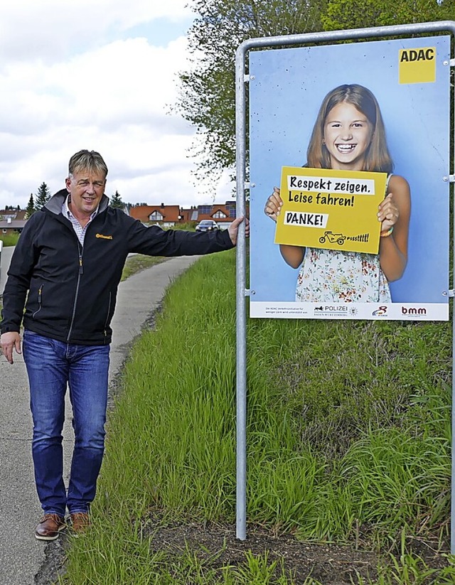 Ingo Bauer neben dem Schild an der L170 in der Rothauser Strae.  | Foto: Juliane Khnemund