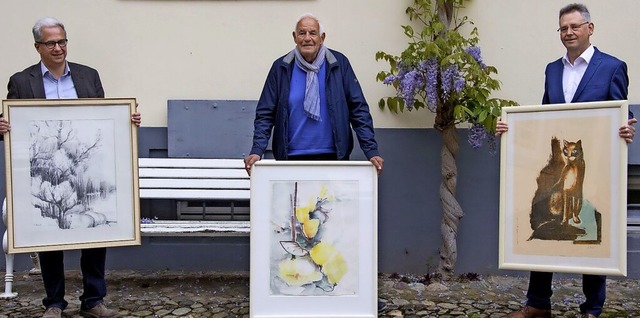 Rainer Stickelberger (Mitte) hat drei ...eigeordneten Gnter Danksin bergeben.  | Foto: Volker Mnch