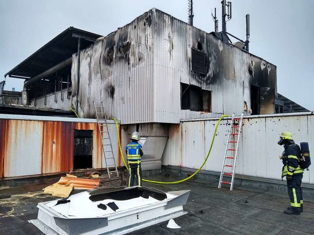 Feuerwehrleute inspizieren nach dem Gr...n Dachbereich des Werks der Adler OHG.  | Foto: Feuerwehr Bonndorf