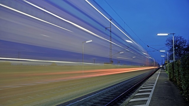 In Sekunden vorbeigerauscht: Der Inter...andsstrecken auch mit dem Flugverkehr.  | Foto: Heinz Gttlich