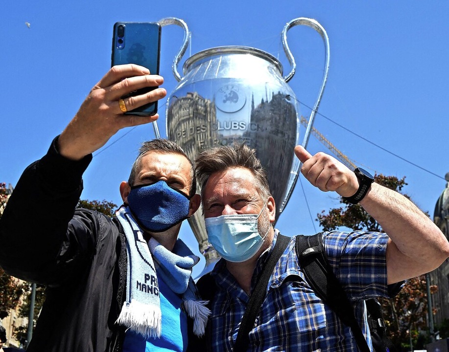 Die Portugiesen haben eine Replik des ... englische Fans ein starkes Fotomotiv.  | Foto: MIGUEL RIOPA (AFP)
