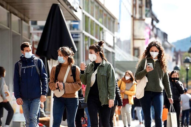 Maskenpflicht und Kontaktbeschrnkungen gelten weiterhin.  | Foto: Thomas Kunz