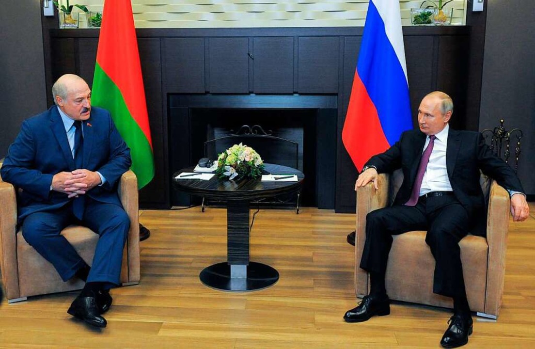 Machthaber Lukaschenko sucht Unterstützung beim Nachbarn Russland.  | Foto: Mikhail Klimentyev (dpa)