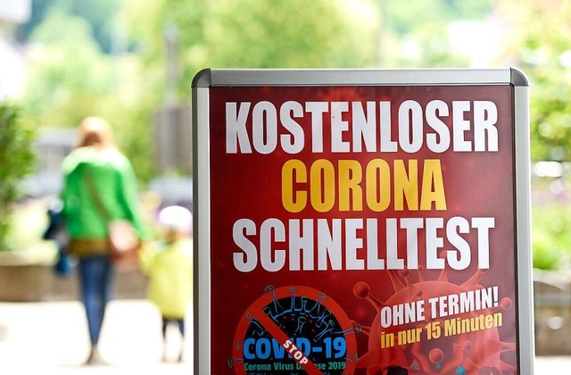An jeder Ecke werden dem Brger inzwischen Coronatests angeboten.  | Foto: Thomas Kunz