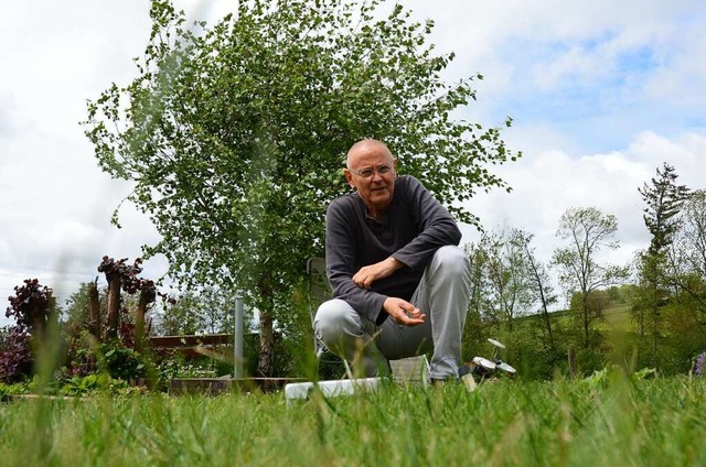 Udo Matthias Munz hat den Boden in seinem Garten &#8222;abgehrt&#8220;.  | Foto: Moritz Lehmann