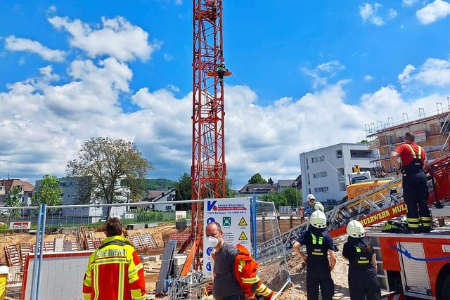 Die Einsatzkrfte seilten den  schwer ...nn schlielich mit einer Korbtrage ab.  | Foto: Feuerwehr Mllheim