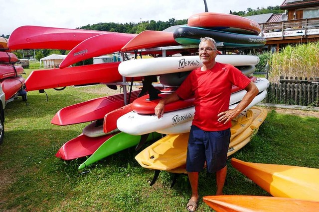 Walter Denz mit einigen seiner Boote und Boards fr das Stand-up-Paddling  | Foto: Martin Kpfer